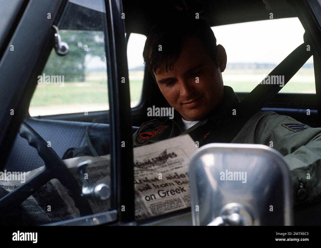 SSGT Tom Walsh prende una pausa e legge un giornale di stelle e strisce nel suo camion durante Reforger-Crested Cap II Soggetto operativo/Serie: REFORGERCRESTED CAP II base: Brembgarten base aerea Paese: Germania Occidentale (FRG) Foto Stock