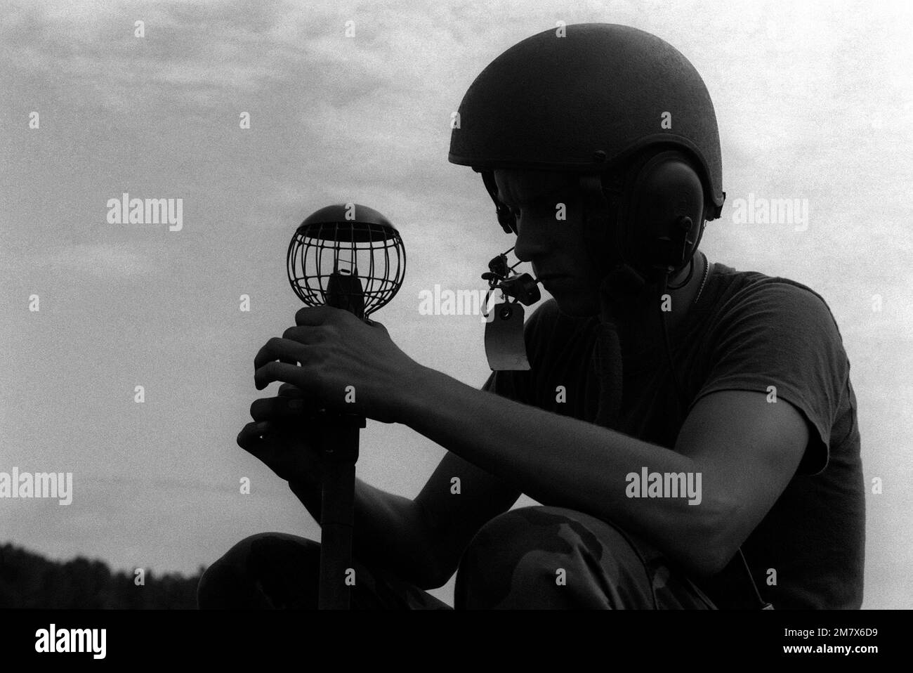 PVT 2 Edwin Morris dalla Co.. C, 1st BN., 108th Armor, 48th BDE., controlla il sensore incrociato utilizzato per puntare un cannone da 105mm, durante l'addestramento annuale per la Compagnia C della Guardia Nazionale dell'Esercito della Georgia. Base: Fort Stewart Stato: Georgia (GA) Nazione: Stati Uniti d'America (USA) Foto Stock