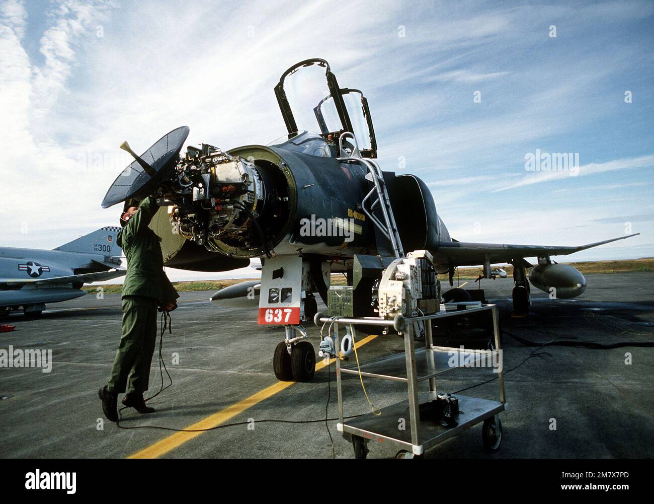 Un membro del 159th Tactical Fighter Group, Louisiana Air National Guard, esegue la manutenzione del radar di un aereo F-4 Phantom II. Base: Stazione aerea navale, Keflavik Paese: Islanda (ISL) Foto Stock