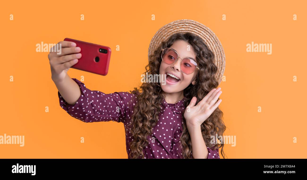 ragazza felice con capelli ricci prendendo selfie al telefono. ciao Foto Stock