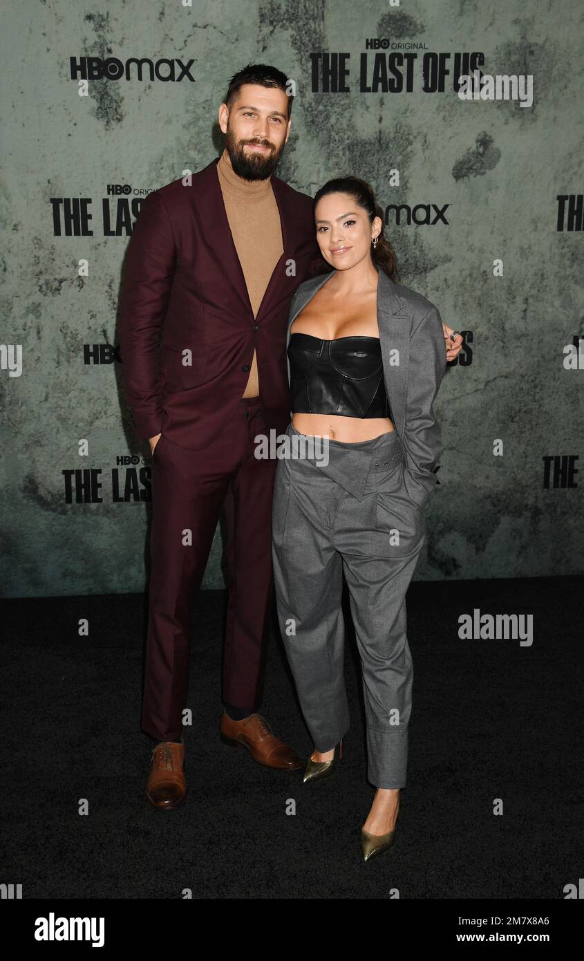 LOS ANGELES, CALIFORNIA - GENNAIO 09: (L-R) Casey Deidrick e Serena Muniz partecipano alla Los Angeles Premiere di "The Last of US" di HBO al Regency Villa Foto Stock