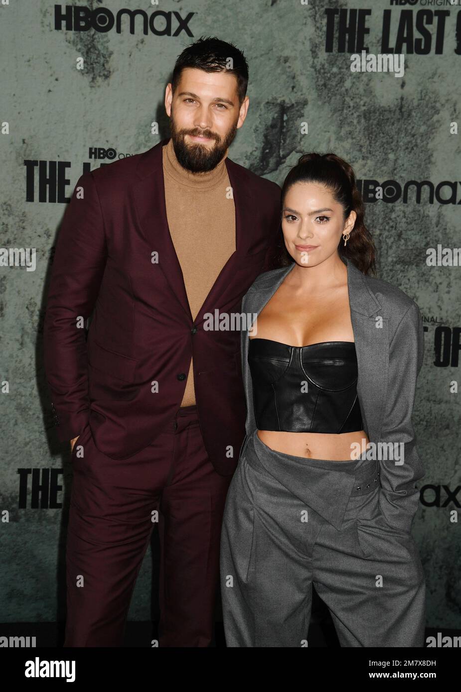LOS ANGELES, CALIFORNIA - GENNAIO 09: (L-R) Casey Deidrick e Serena Muniz partecipano alla Los Angeles Premiere di "The Last of US" di HBO al Regency Villa Foto Stock