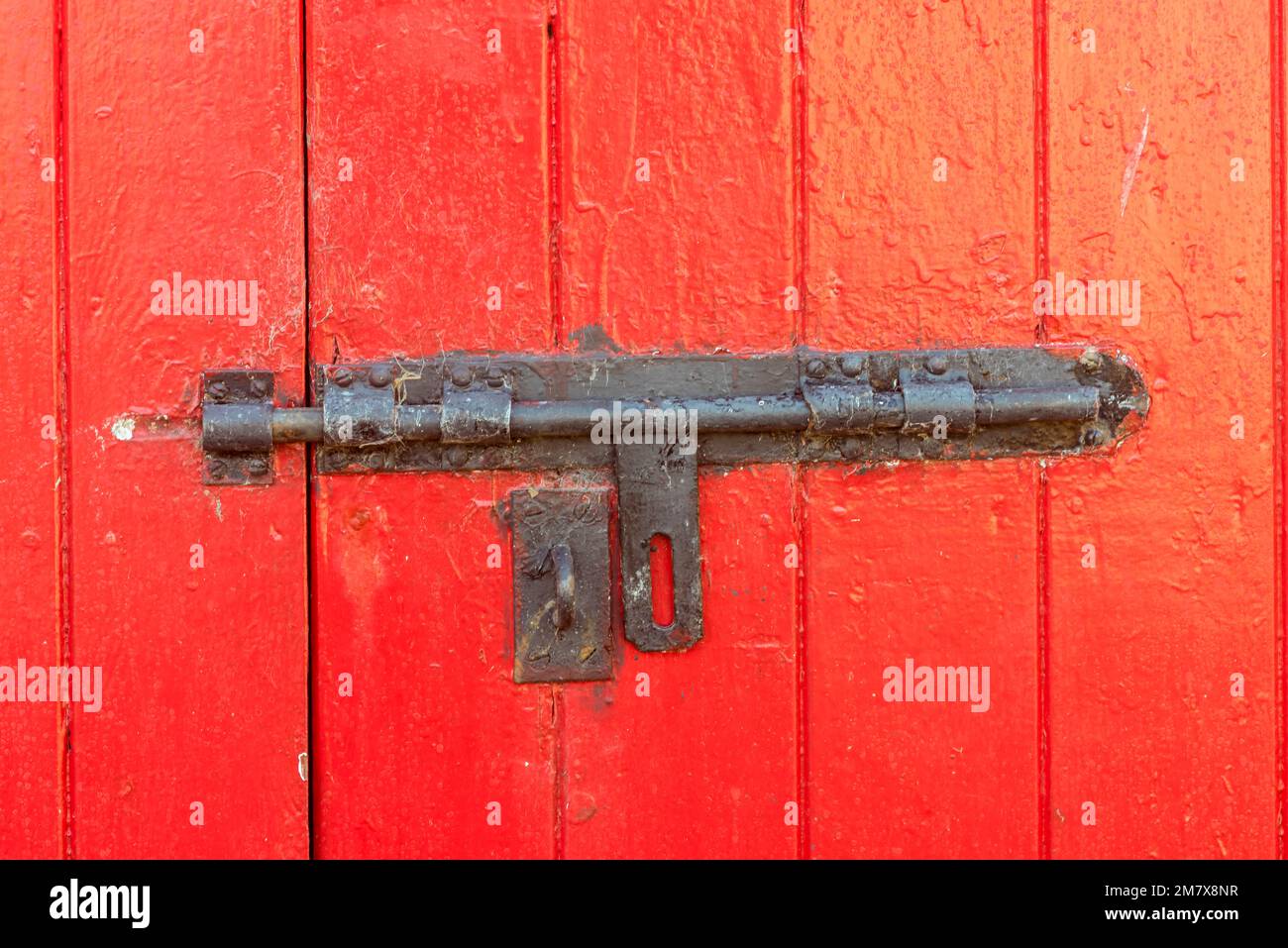 Serratura in acciaio sbloccata su un'officina di fienile a doppia porta, County Down, Irlanda del Nord, Regno Unito, Regno Unito Foto Stock