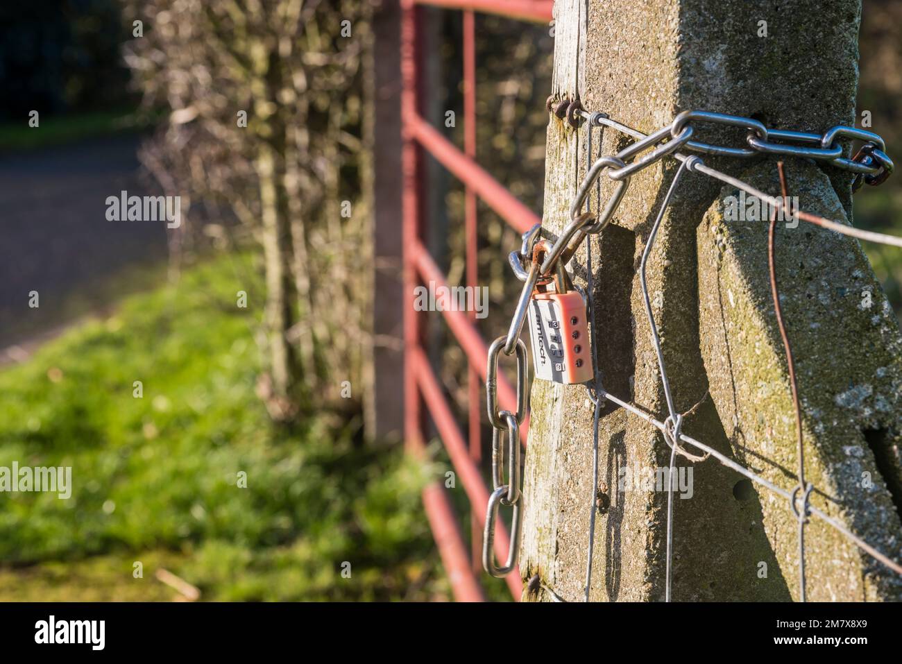 Serratura a combinazione che blocca una catena sul cancello di un'azienda agricola, County Down, Irlanda del Nord, Regno Unito, Regno Unito Foto Stock