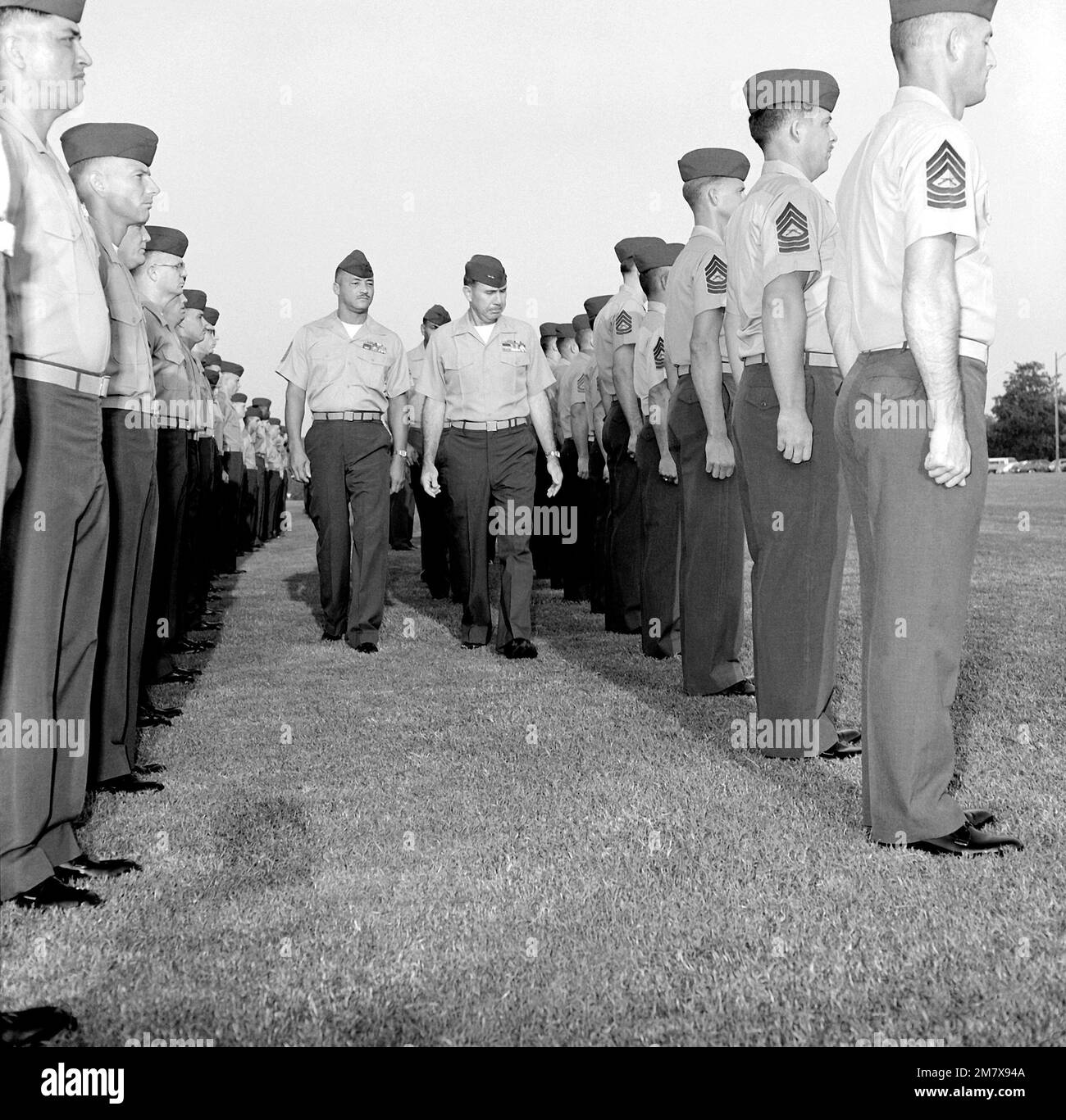 MGEN Raymond A. Shaffer, comandante generale, ispeziona i suoi ufficiali non commissionati, durante l'ispezione del personale di un generale comandante. È assistito da 1SGT W. H. Jordan della Società A, sede centrale Battaglione. Base: Marine Corps Logis base, Albany Stato: Georgia (GA) Paese: Stati Uniti d'America (USA) Foto Stock