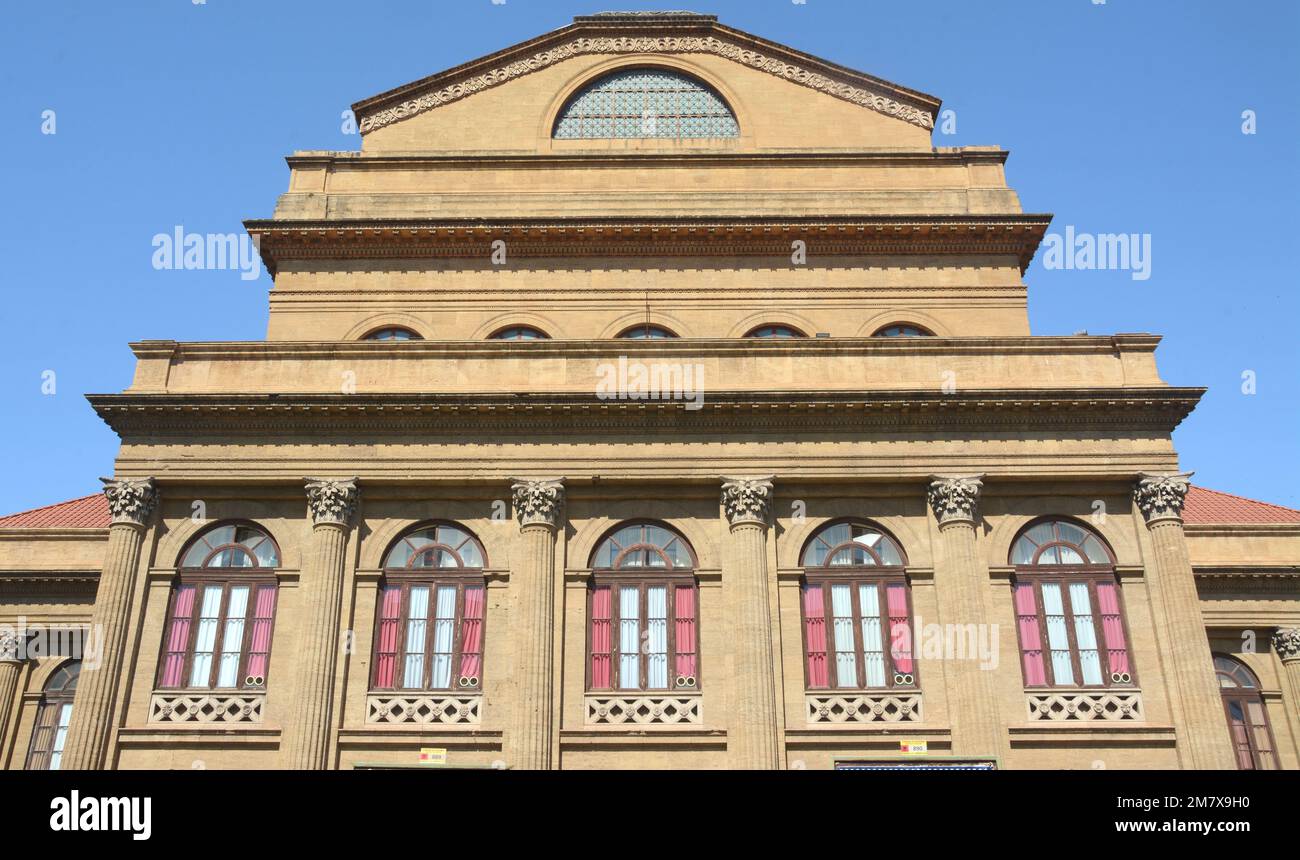 Il Teatro massimo Vittorio Emanuele, meglio conosciuto come Teatro massimo, a Palermo è il più grande edificio del teatro lirico d'Italia e uno dei più grandi Foto Stock