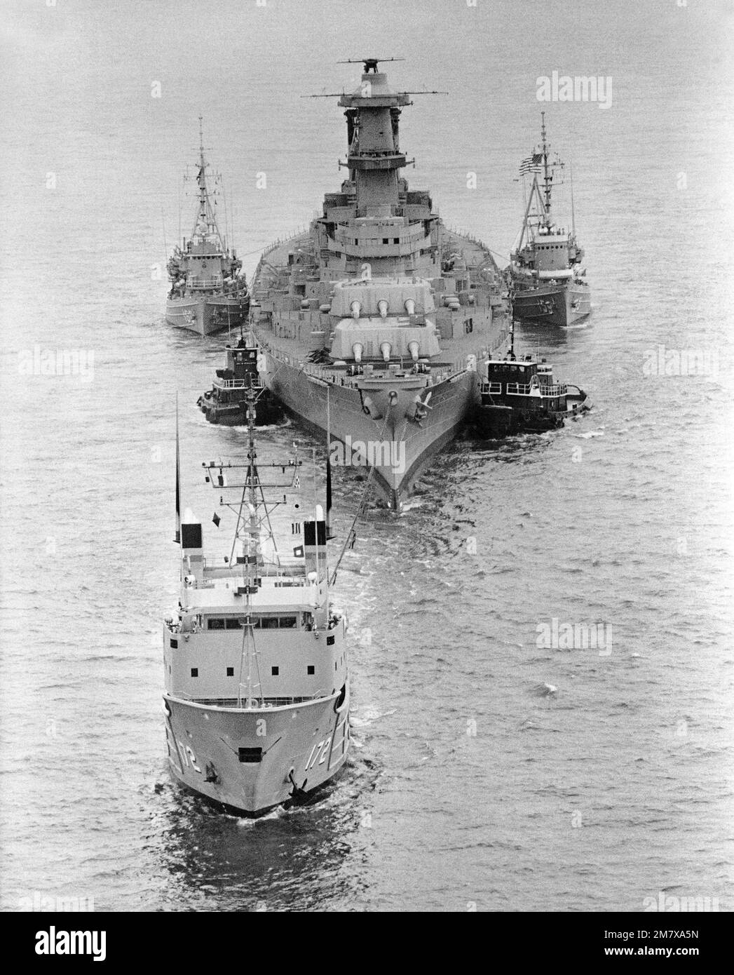La flotta Tug USNS APACHE (T ATF 172) traina la corazzata USS IOWA (BB 61) dal cantiere navale di Philadelphia. Base: Delaware River Stato: Pennsylvania (PA) Nazione: Stati Uniti d'America (USA) Foto Stock