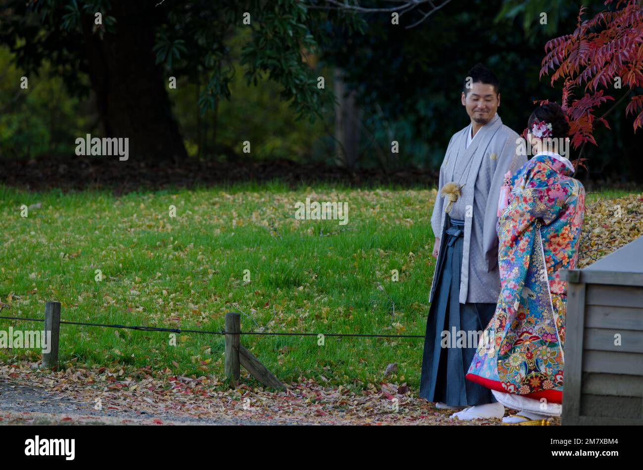 Hamarikyu Gardens, 14 dicembre 2017: Coppia giapponese in costume tradizionale in un parco. Tokyo. Honshu. Giappone. Foto Stock