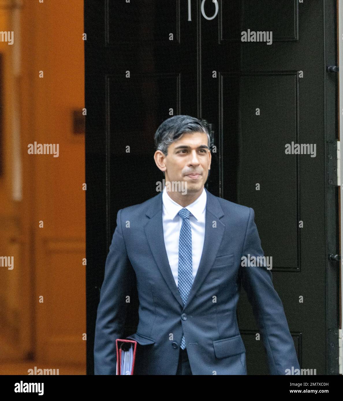 Londra, Regno Unito. 11th Jan, 2023. Rishi Sunak, primo ministro, lascia 10 Downing Street per PMQ. Credit: Ian Davidson/Alamy Live News Foto Stock