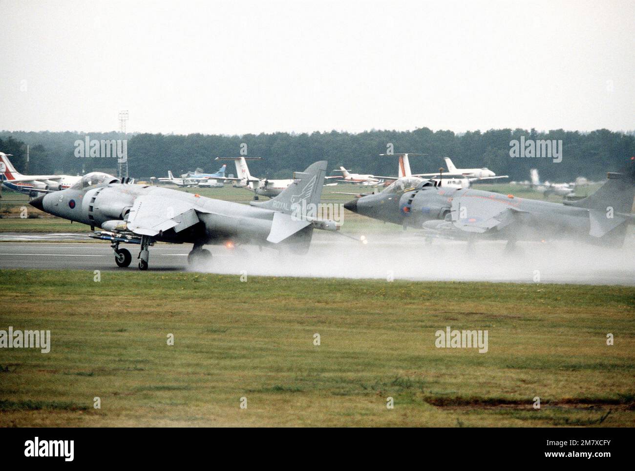 Vista posteriore sinistra di due aerei da decollo/atterraggio verticali (VTOL) della Royal Navy AV-8 Sea Harrier prima di un volo dimostrante al Farnborough Air Show. Base: Farnborough Paese: Inghilterra / Gran Bretagna (ITA) Foto Stock