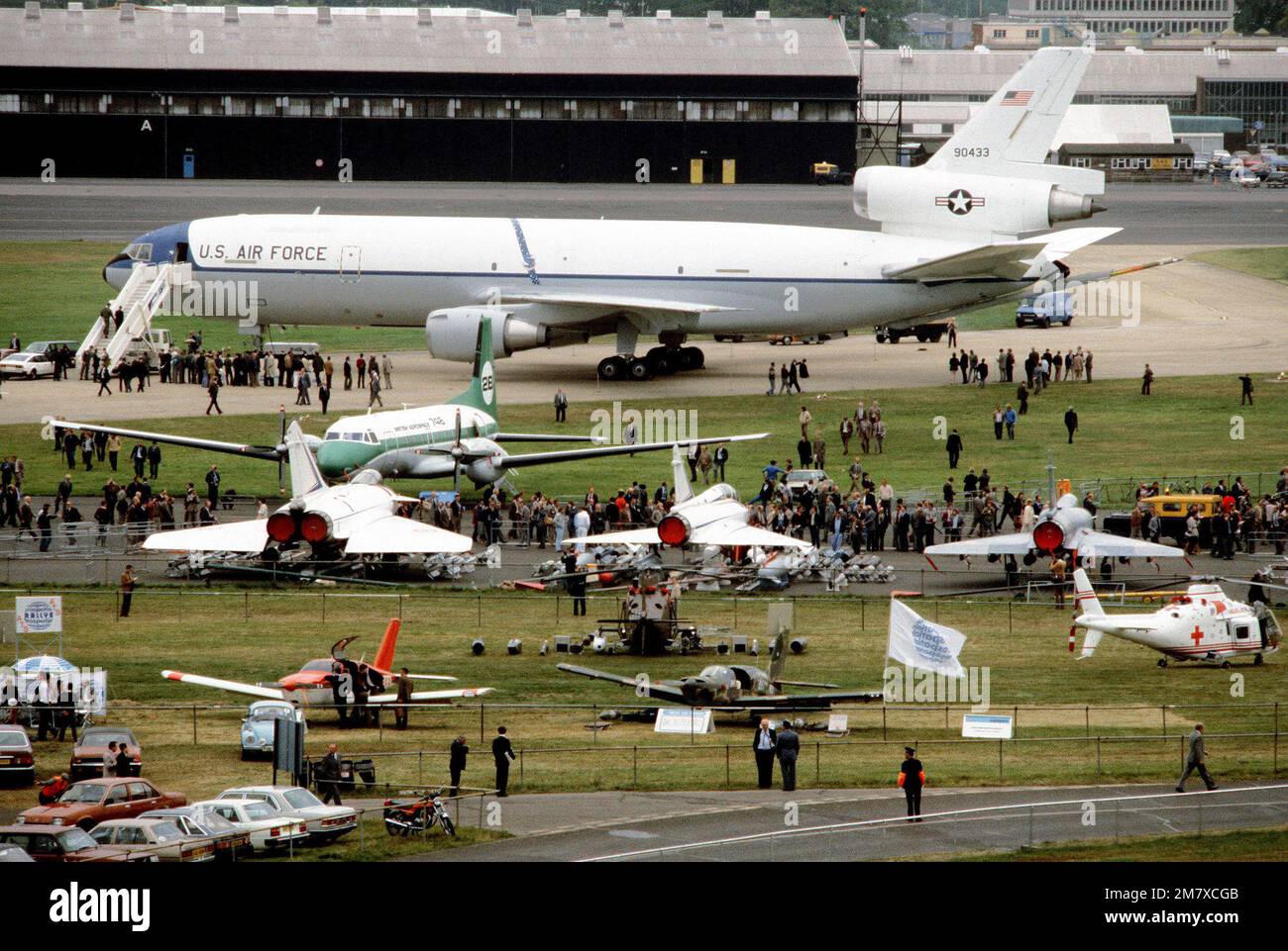 Una vista di vari aerei esposti al Farnborough Air Show. Sullo sfondo c'è un Extender Air Force KC-10. Base: Farnborough Paese: Inghilterra / Gran Bretagna (ITA) Foto Stock