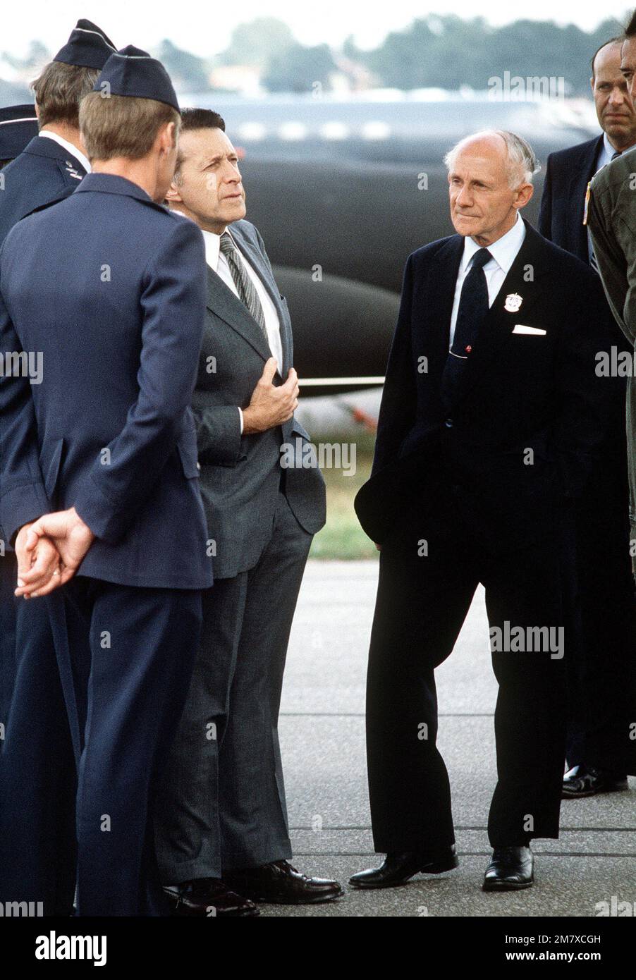 Il Segretario della Difesa Caspar Weinberger è uno dei visitatori più illustri del Farnborough Air Show. Base: Farnborough Paese: Inghilterra / Gran Bretagna (ITA) Foto Stock