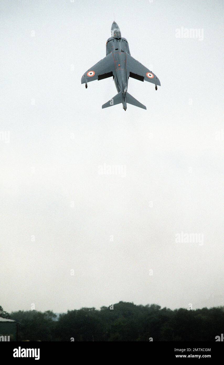 Un velivolo AV-8 Sea Harrier Vertical Take-off/landing (VTOL) dimostra una salita verticale durante il Farnborough Air Show. Base: Farnborough Paese: Inghilterra / Gran Bretagna (ITA) Foto Stock