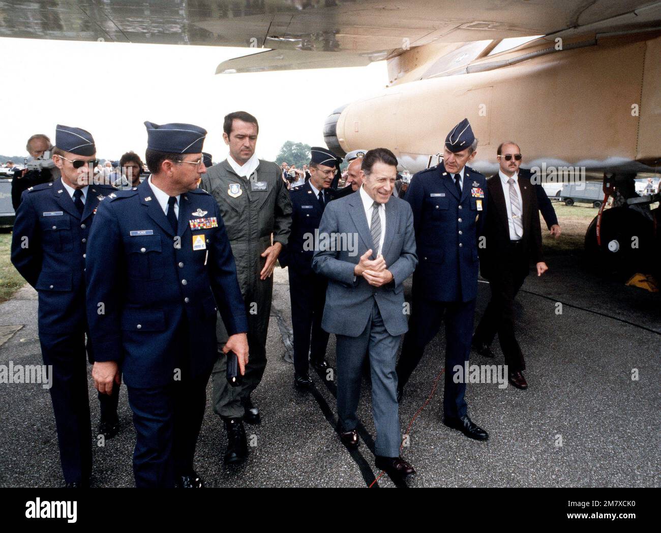 Il Segretario della Difesa Caspar Weinberger è uno dei visitatori più illustri del Farnborough Air Show. Base: Farnborough Paese: Inghilterra / Gran Bretagna (ITA) Foto Stock