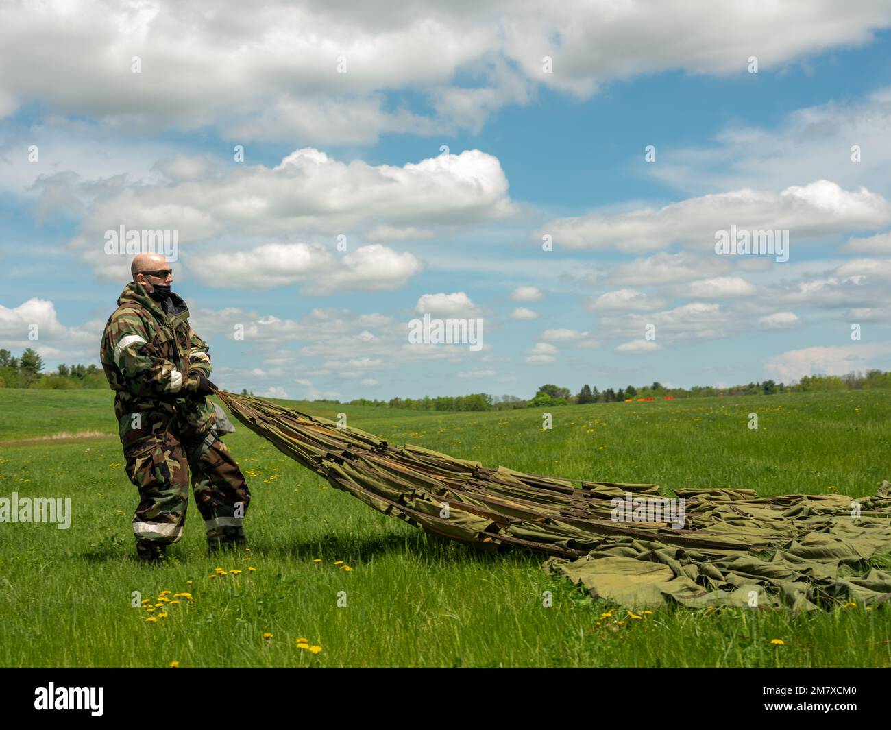 Gli airmen con l'ala di Airlift 109th recuperano un sistema di consegna del contenitore, dopo un airdrop condotto durante un'esercitazione su grande scala di preparazione maggio 14 2022. Foto Stock