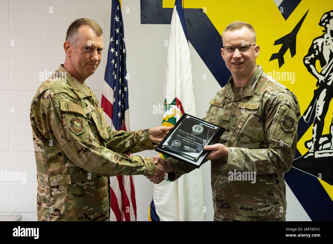 167th Airlift Wing Comander col. Christopher Sigler presenta Tech. Joshua Webber, 167th selezionatore di Airlift Wing, con il premio Top non-Prior Service accessions per 2021 nel corso di un gruppo di formazione (UTA), Martinsburg, West Virginia, 14 maggio 2022. Webber ha ricevuto il premio per aver completato il maggior numero di adesioni nella Guardia Nazionale aerea per il 2021 a 75 reclutamenti non precedenti dei membri del servizio, guadagnandogli il reclutatore della Guardia Nazionale aerea dell'anno. Webber ha inoltre ricevuto il premio Region 4 Top Production Recruiter of the Year e il premio non-Prior Service Accession Drive Competition Award 2021 da t Foto Stock