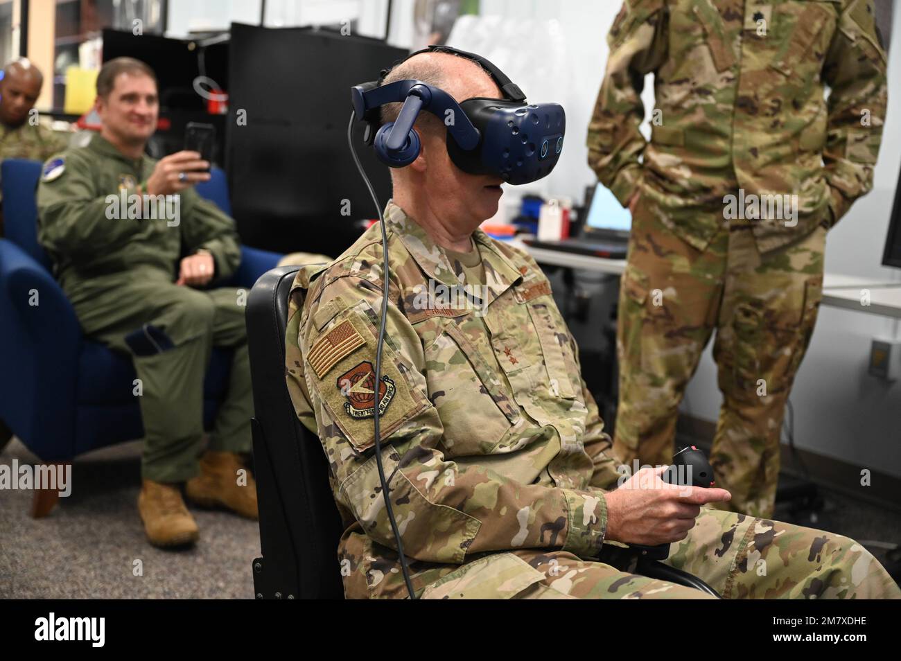 Gen. Bret Larson, comandante dell'aeronautica militare 22nd, vola un elicottero MH-139A Grey Wolf in un simulatore di realtà virtuale presso la biblioteca dell'università aerea sulla base dell'aeronautica militare di Maxwell, Alabama 14 maggio 2022. La sua visita è stata in parte, per vedere i cambiamenti al 908th avrebbe dovuto impegnarsi a prepararsi per la sua nuova missione di volo. Foto Stock