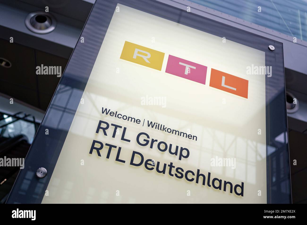 Colonia, Germania. 11th Jan, 2023. Un cartello all'ingresso dell'edificio RTL indica le società RTL Group e RTL Deutschland. Credit: Henning Kaiser/dpa/Alamy Live News Foto Stock
