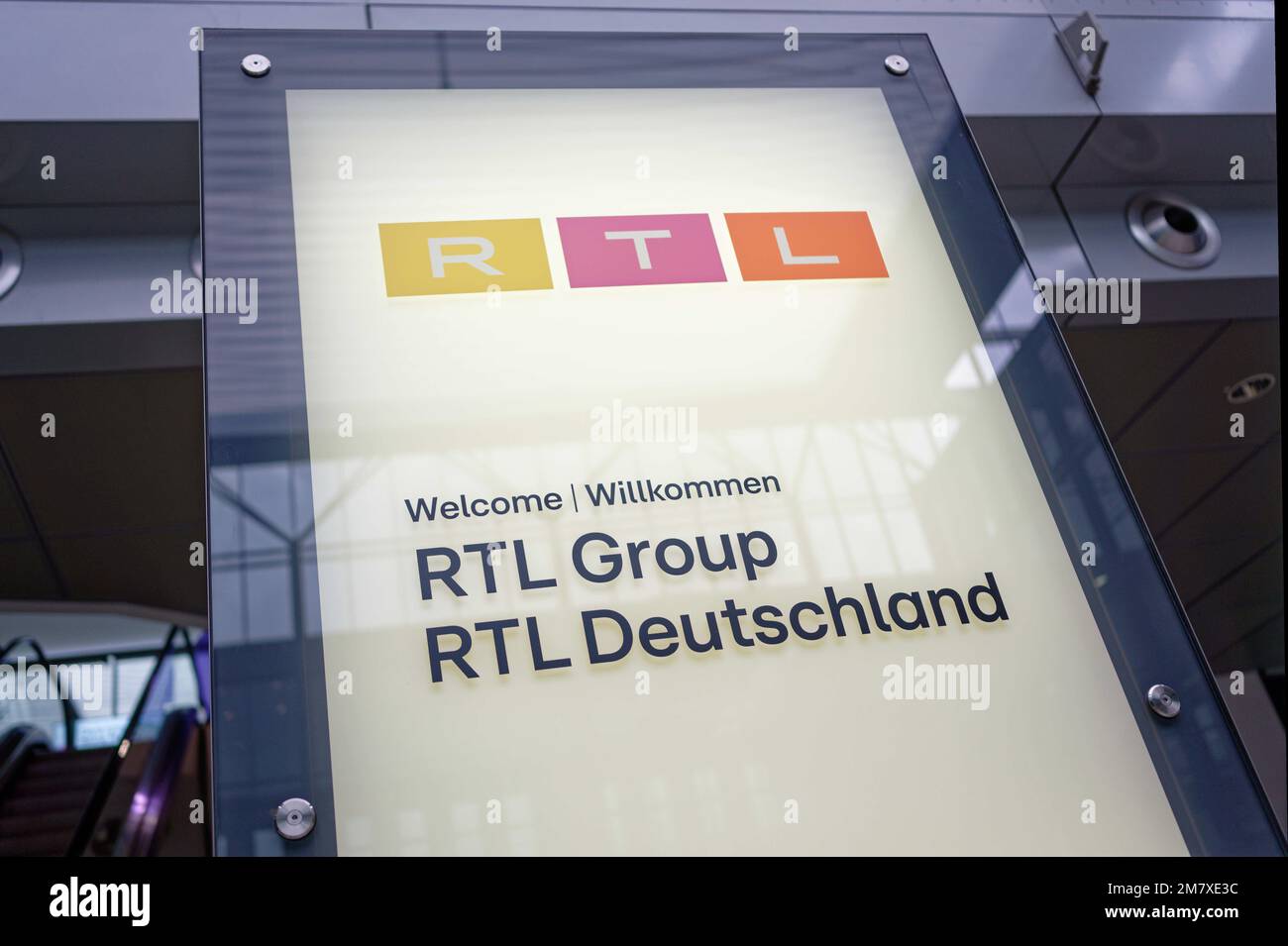 Colonia, Germania. 11th Jan, 2023. Un cartello all'ingresso dell'edificio RTL indica le società RTL Group e RTL Deutschland. Credit: Henning Kaiser/dpa/Alamy Live News Foto Stock