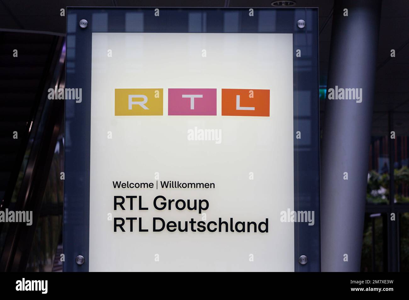 Colonia, Germania. 11th Jan, 2023. Un cartello all'ingresso dell'edificio RTL indica le società RTL Group e RTL Deutschland. Credit: Henning Kaiser/dpa/Alamy Live News Foto Stock