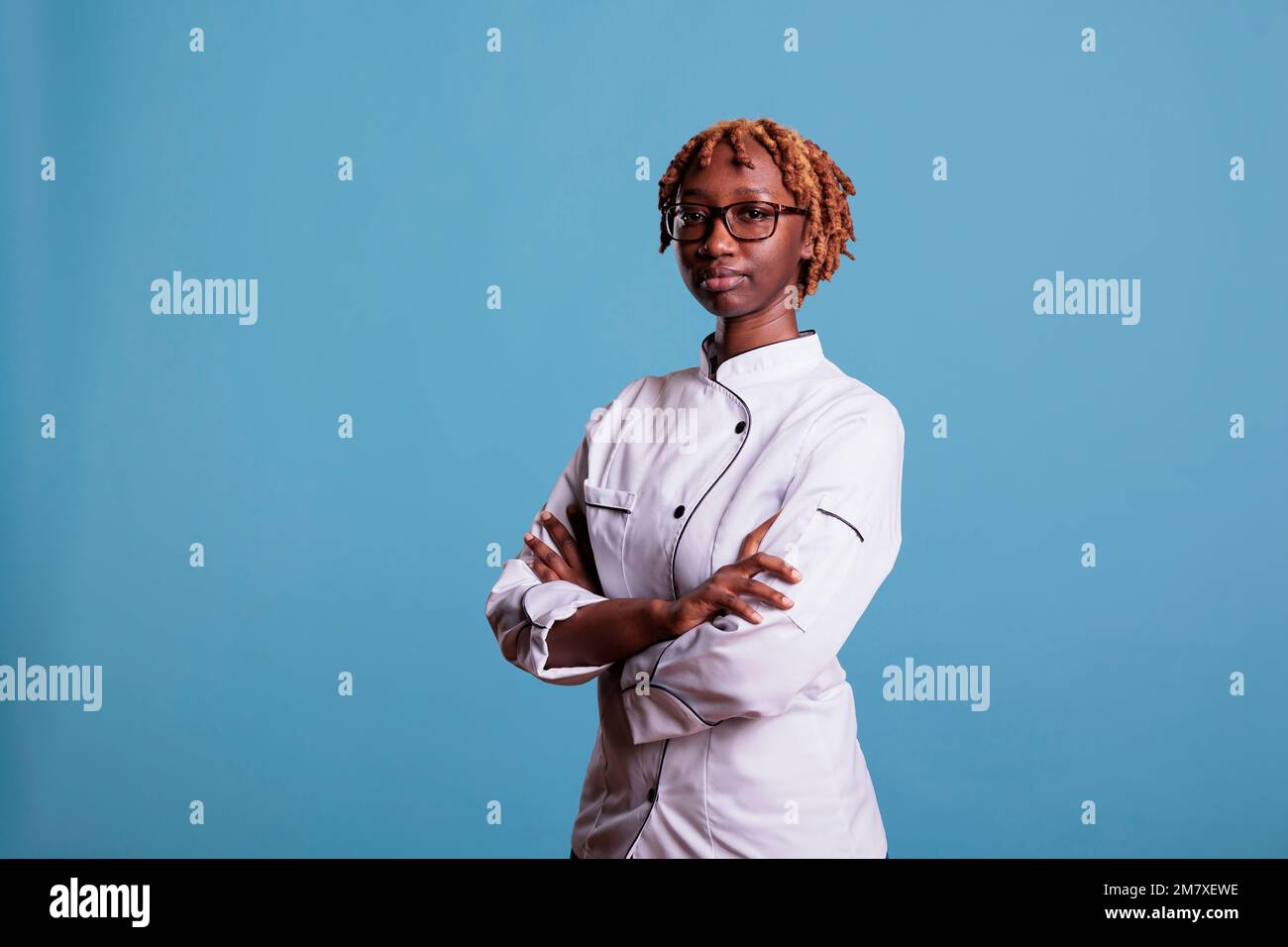 Lo chef taglia cipolla immagini e fotografie stock ad alta risoluzione -  Alamy