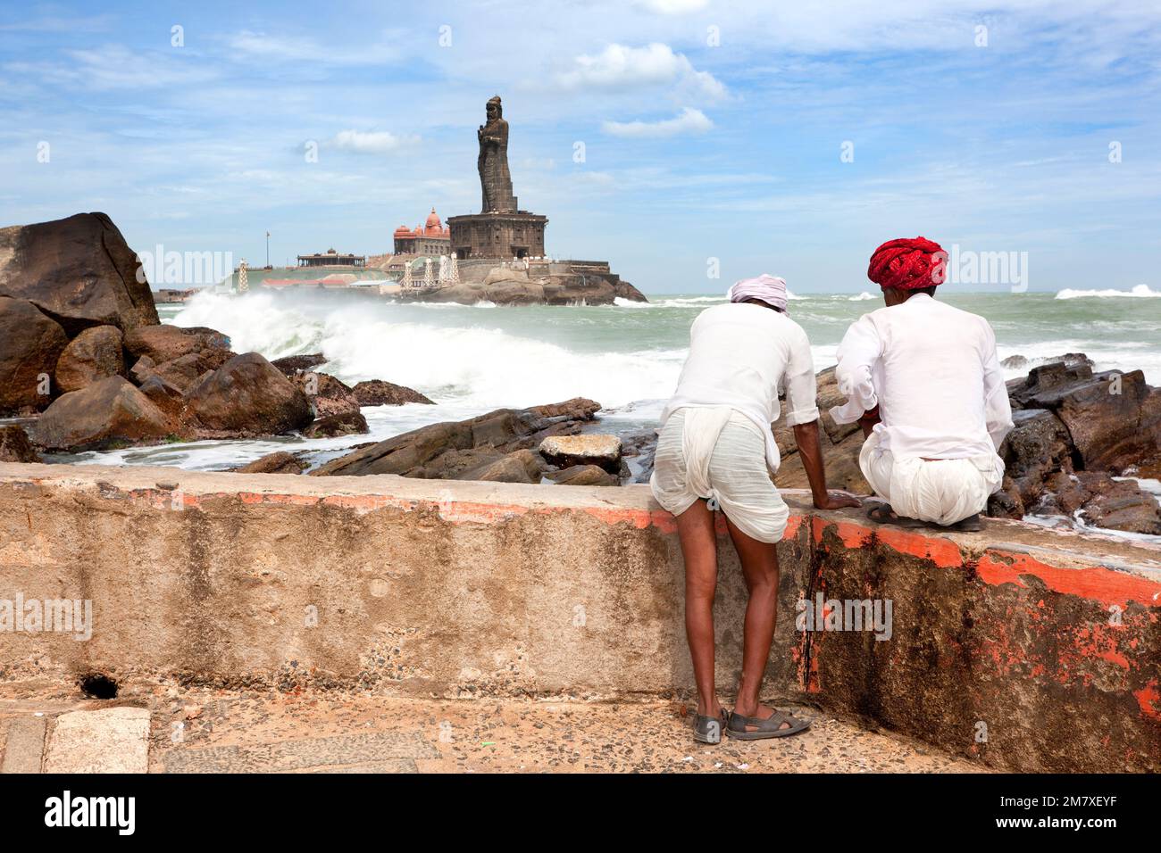 KANYAKUMARI-SETTEMBRE 9: Due pellegrini indù che guardano l'orizzonte a Capo Comorin, dove il memoriale di Vivekananda accoglie centinaia di pellegrini il mese di settembre Foto Stock