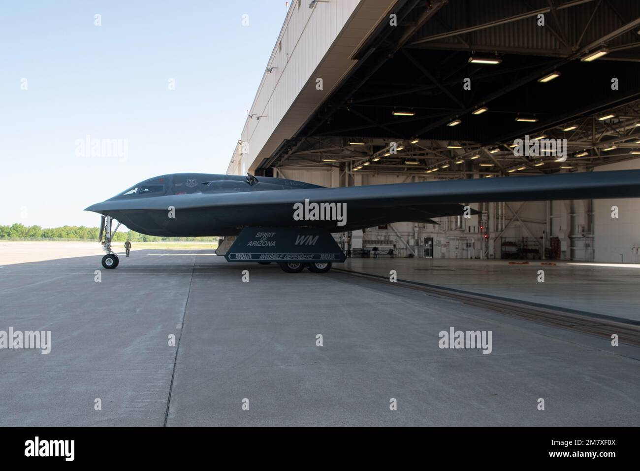 STATI UNITI Michael A. Loh, direttore della Guardia Nazionale aerea, taxi un B-2 Spirit Stealth bombardiere fuori dal suo hangar alla base dell'aeronautica militare Whiteman, Missouri, 14 maggio 2022. Loh ha visitato Whiteman per osservare la formazione e le operazioni che coinvolgono l'integrazione totale della forza e la preparazione al combattimento. Foto Stock