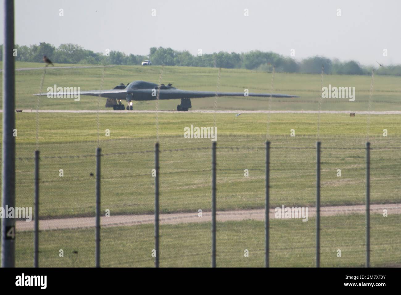 Un bombardiere stealth B-2 Spirit contenente gli Stati Uniti Michael A. Loh, direttore della Guardia Nazionale aerea, accelera la pista alla base dell'aeronautica militare Whiteman, Missouri, 14 maggio 2022. Loh ha visitato Whiteman per osservare la formazione e le operazioni che coinvolgono l'integrazione totale della forza e la preparazione al combattimento. Foto Stock