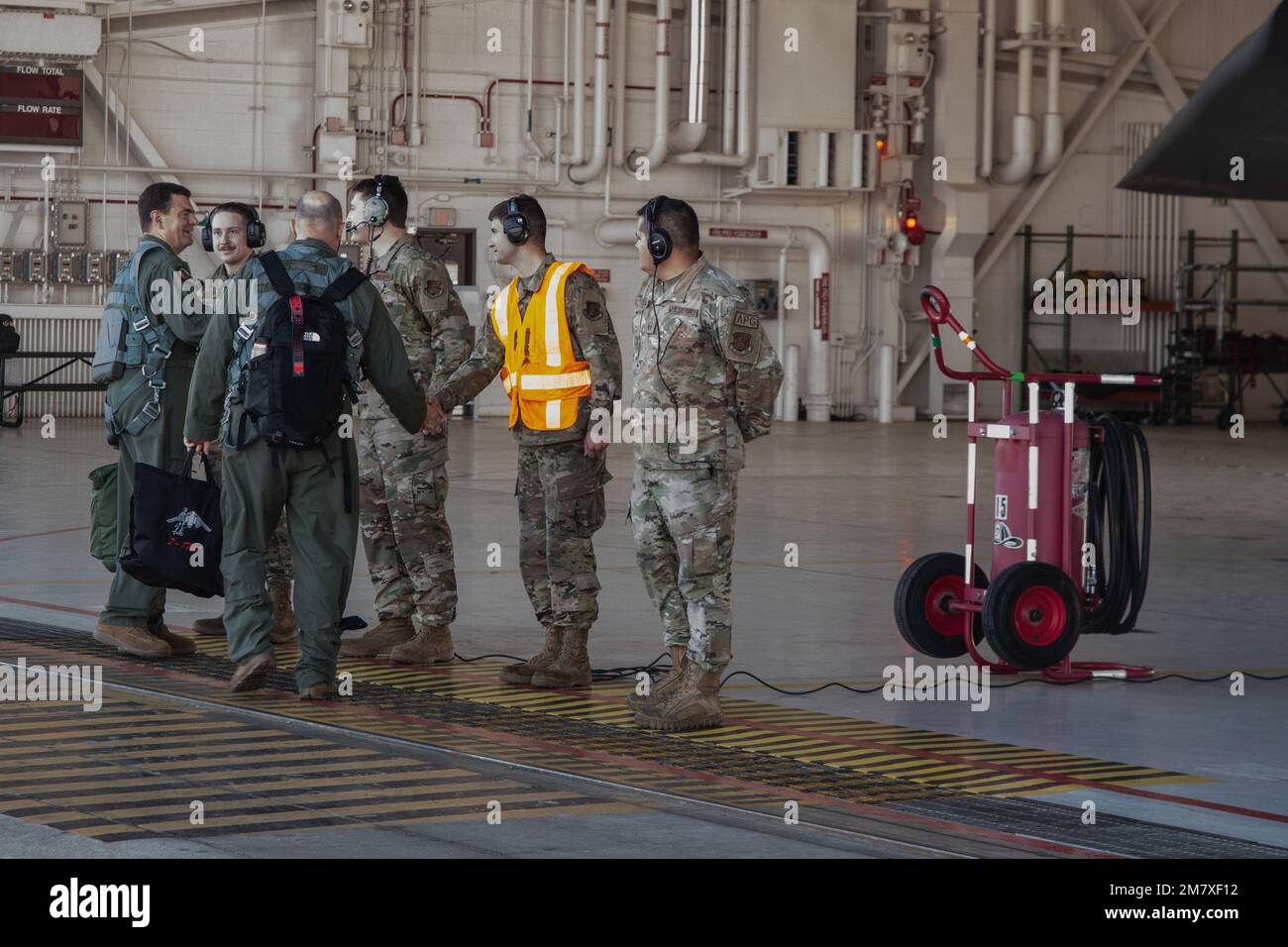 STATI UNITI Michael A. Loh, direttore della Guardia Nazionale aerea, è accolto da 131st capi dell'equipaggio della Bomb Wing prima di prendere il volo in un bombardiere B-2 Spirit Stealth alla base dell'aeronautica militare Whiteman, Missouri, 14 maggio 2022. Durante la sua visita, Loh salutò e parlò con Airmen da tutte le parti della forza totale di Whiteman. Foto Stock