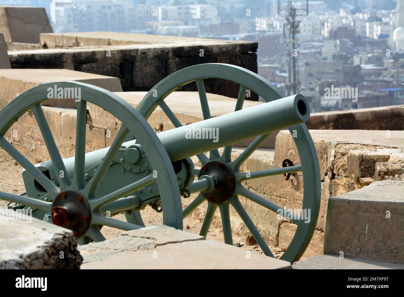 Cairo Cittadella iftar cannone, Salah El DIN Castello Ramadan Cannone che si spegne e il fuoco per annunciare l'ora della colazione al tramonto nel Ramadan digiuno mese fo Foto Stock