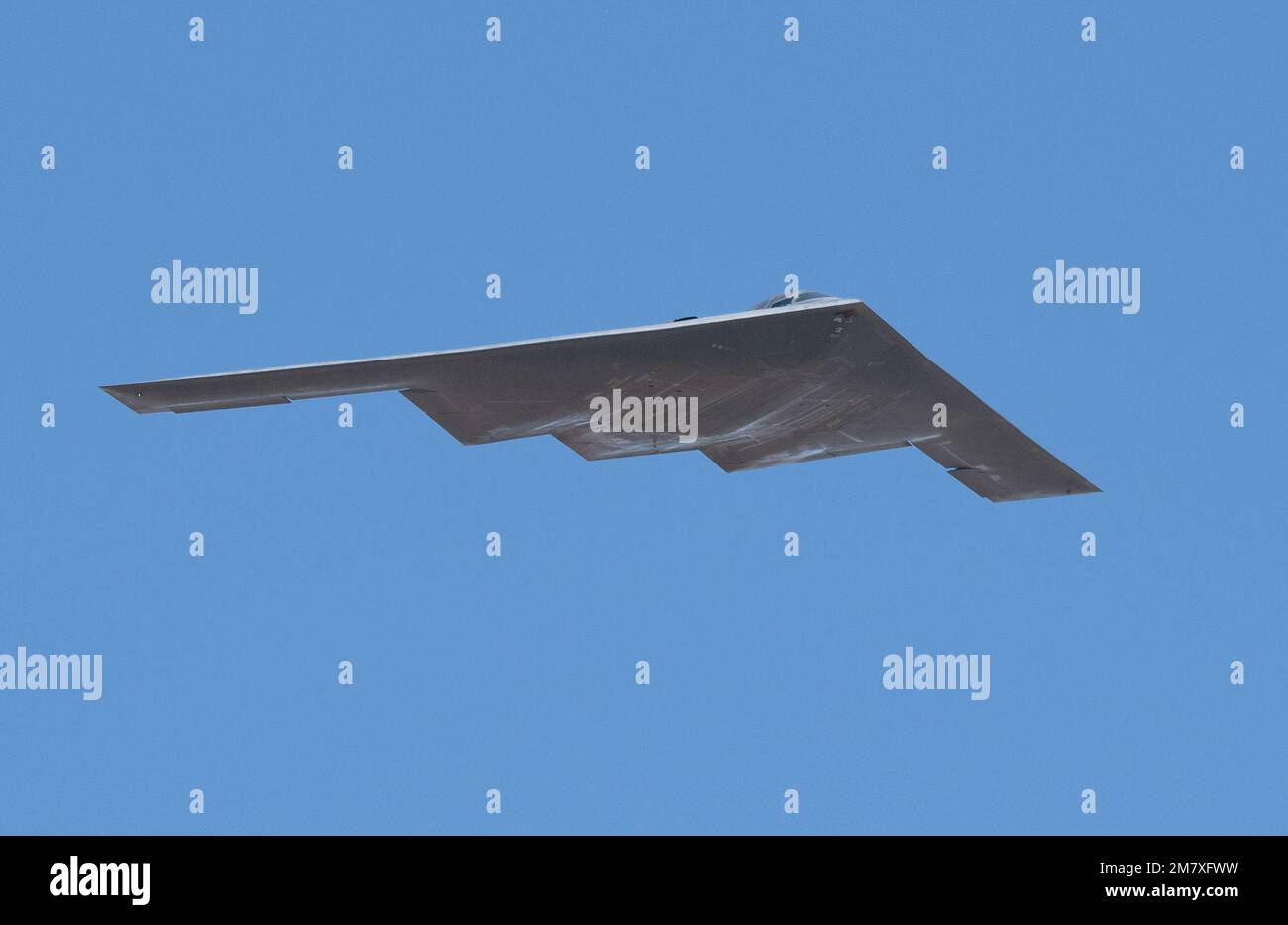 NEGLI STATI UNITI Air Force B-2 Spirit esegue un volo-by durante Wings Over Solano alla base dell'aeronautica militare di Travis, California, 14 maggio 2022. L'evento di due giorni ha visto la partecipazione del team di paracadute Wings of Blue, del Team Travis Parade of heavies, dei team di dimostrazione F-16 Fighting Falcon e F-35A Lightning II, oltre a mostre statiche. Foto Stock