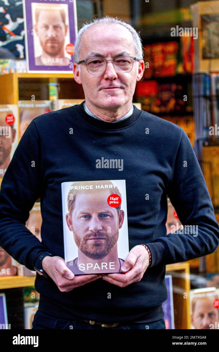 Dundee, Tayside, Scozia, Regno Unito. 11th Jan, 2023. La libreria di Waterstone a Dundee in Scozia promuove la memoria del Duca di Sussex Prince Harry “Spare” a metà prezzo nelle vendite del 2023 gennaio. Credit: Dundee Photographics/Alamy Live News Foto Stock