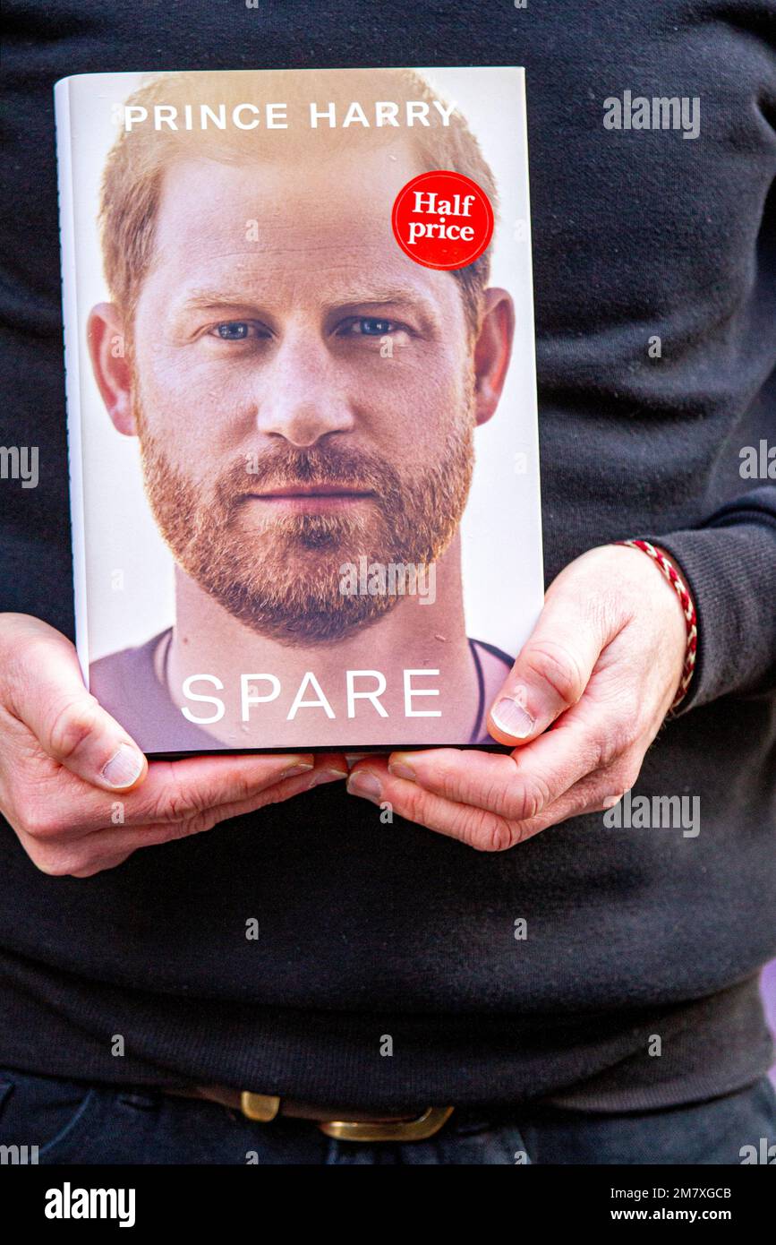 Dundee, Tayside, Scozia, Regno Unito. 11th Jan, 2023. La libreria di Waterstone a Dundee in Scozia promuove la memoria del Duca di Sussex Prince Harry “Spare” a metà prezzo nelle vendite del 2023 gennaio. Credit: Dundee Photographics/Alamy Live News Foto Stock