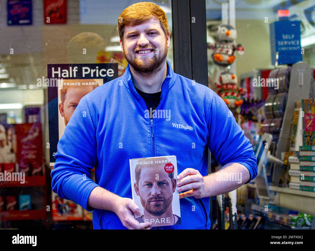 Dundee, Tayside, Scozia, Regno Unito. 11th Jan, 2023. Il negozio di articoli di cancelleria e libri di WHSmith a Dundee, Scozia, promuove il memoriale del Duca di Sussex Prince Harry “Spare” a metà prezzo nelle vendite del 2023 gennaio. Credit: Dundee Photographics/Alamy Live News Foto Stock