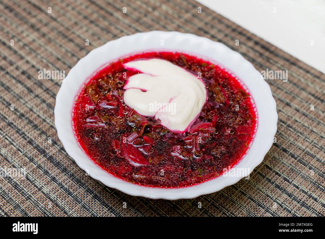 Borscht - zuppa acida comune nell'Europa orientale - a base di barbabietole rosse e panna acida Foto Stock