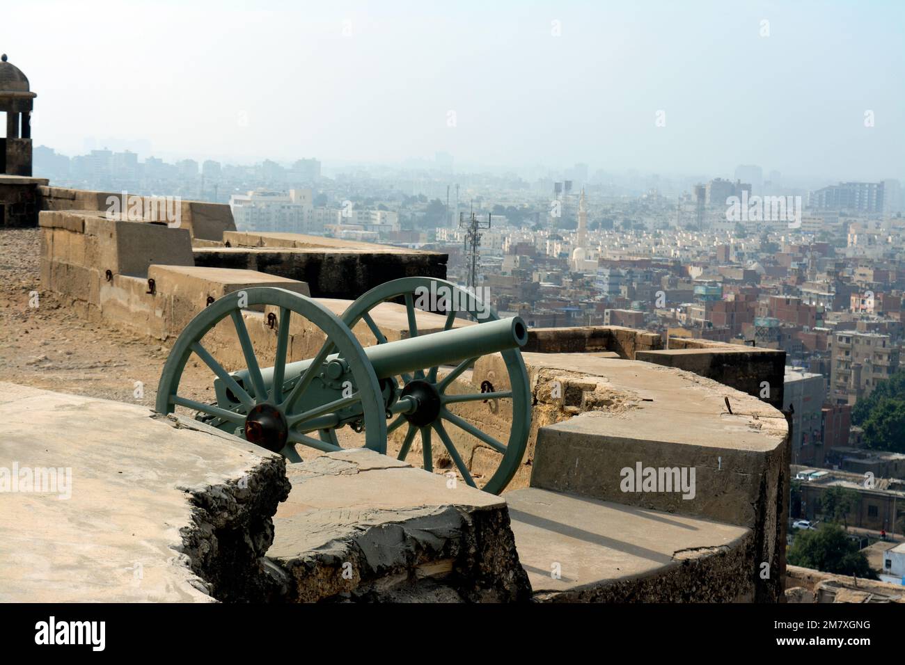 Cairo Cittadella iftar cannone, Salah El DIN Castello Ramadan Cannone che si spegne e il fuoco per annunciare l'ora della colazione al tramonto nel Ramadan digiuno mese fo Foto Stock