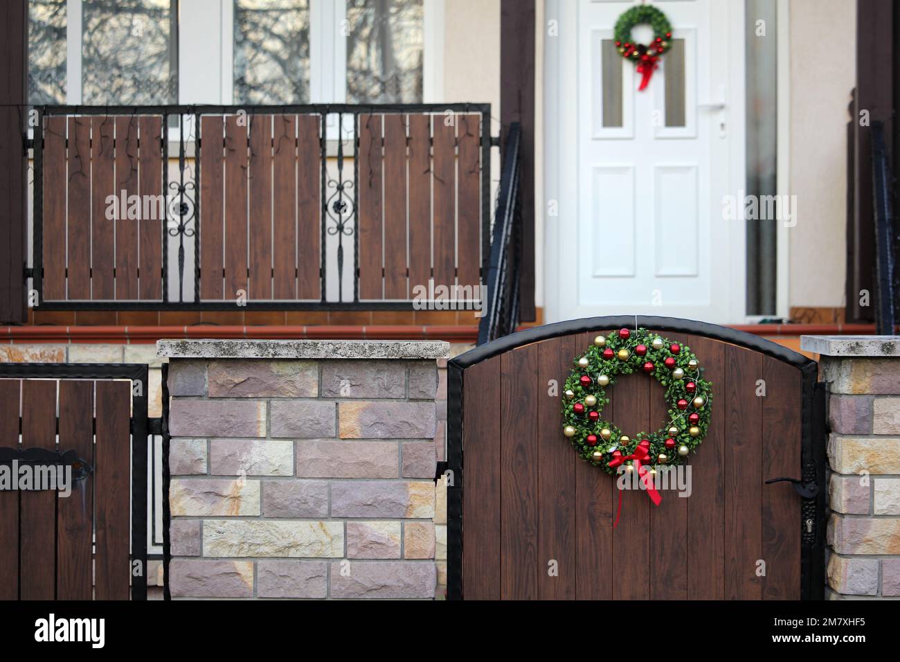Decorazioni natalizie in un edificio residenziale. Niente neve a causa del cambiamento climatico. Europa. Foto Stock