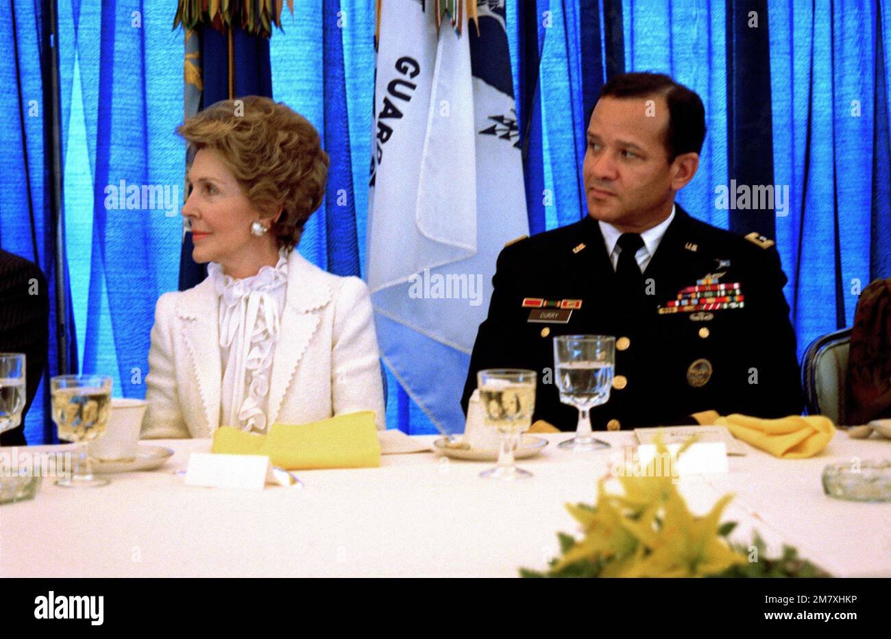 First Lady Nancy Reagan e il generale maggiore Jerry Curry, comandante, Distretto militare, Washington, siediti al tavolo principale durante un pranzo premio USO. Base: Fort MC Nair Stato: District of Columbia (DC) Nazione: Stati Uniti d'America (USA) Foto Stock