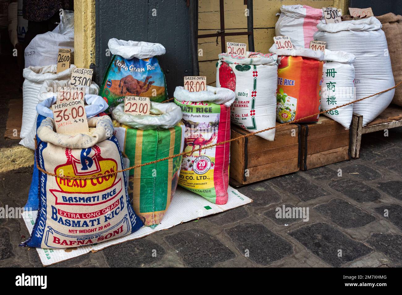 Port Louis, Maritius - 16 giugno 2016: Sacchi di riso di fronte ad un negozio a Port Louis, Mauritius Foto Stock