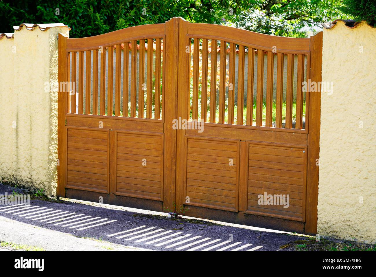 Porte in legno marrone di casa privata borgo porta portale in legno Foto Stock