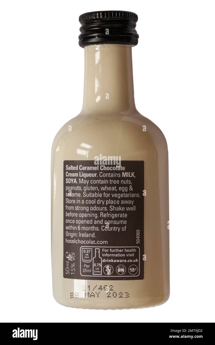 Ingredienti e istruzioni per la conservazione sul retro di una bottiglia in miniatura di liquore al cioccolato al caramello salato vellutato di Hotel Chocolat isolato su bianco Foto Stock