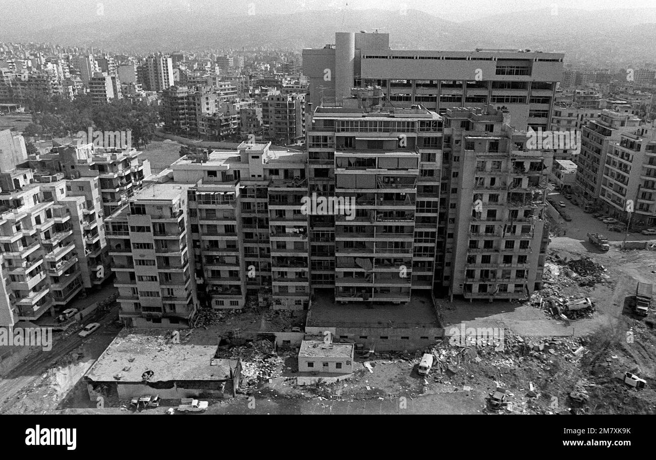 Una vista aerea di una sezione del centro della città che mostra alcuni dei danni causati dalla bomba quando si è avuto uno scontro tra israeliani e l'Organizzazione per la liberazione della Palestina. Marines è stato dispiegato qui per partecipare ad un'operazione multinazionale di mantenimento della pace. Base: Beirut Nazione: Libano (LBN) Foto Stock