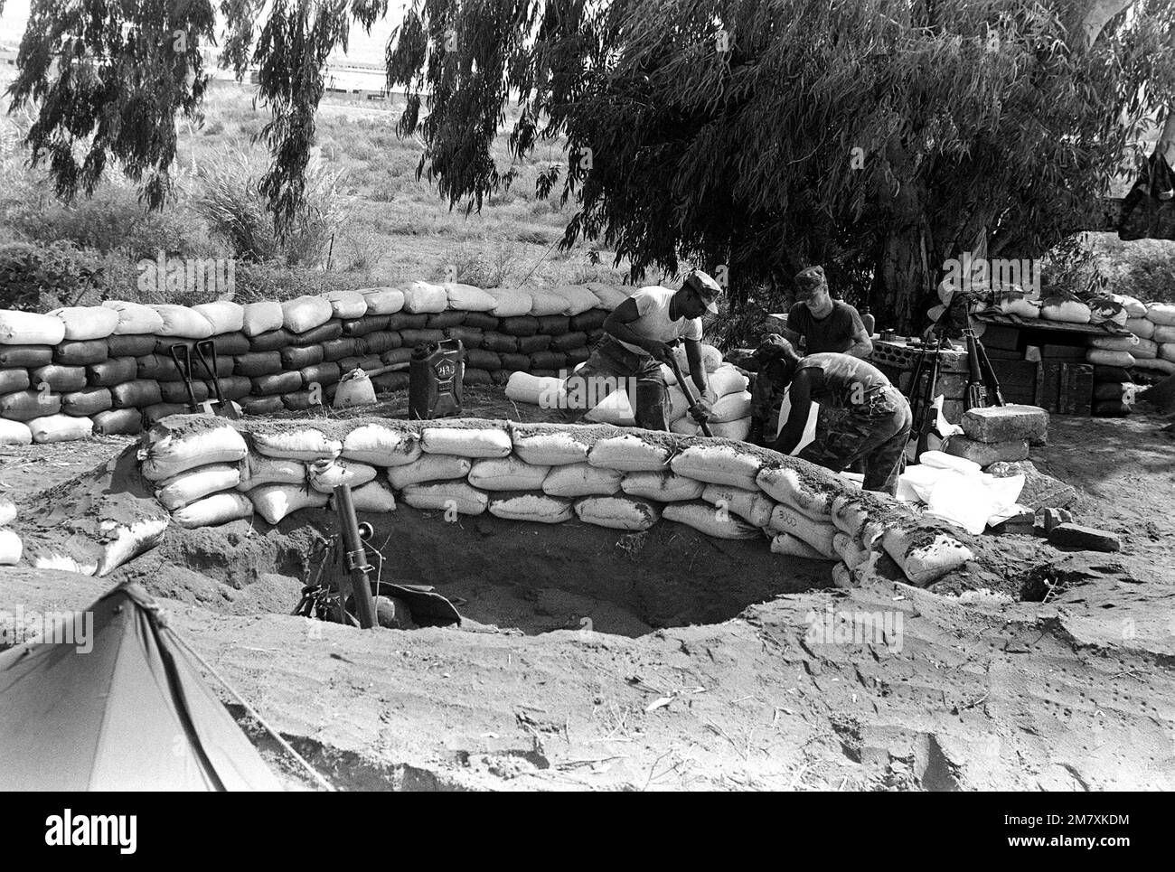 I Marines della 32nd unità anfibio Marina preparano una posizione difensiva durante la loro partecipazione ad un'operazione multinazionale di mantenimento della pace. Base: Beirut Nazione: Libano (LBN) Foto Stock