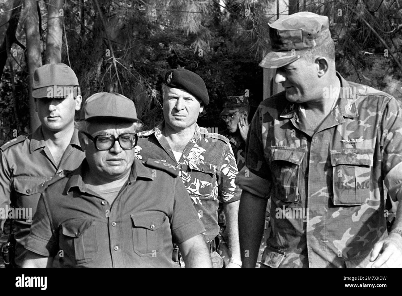 Il colonnello James M. Mead, comandante dell'unità anfibio marina del 32nd, parla con un generale delle rane armate libanesi durante un'operazione multinazionale di mantenimento della pace. Base: Beirut Nazione: Libano (LBN) Foto Stock
