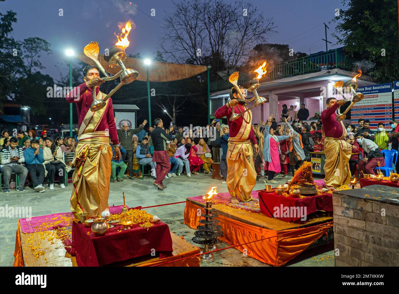 Pokhara, Nepal - 2nd dicembre 2022 - i monaci indù cantano mantra sacri per benedire le persone e offrire beni alla divinità Foto Stock