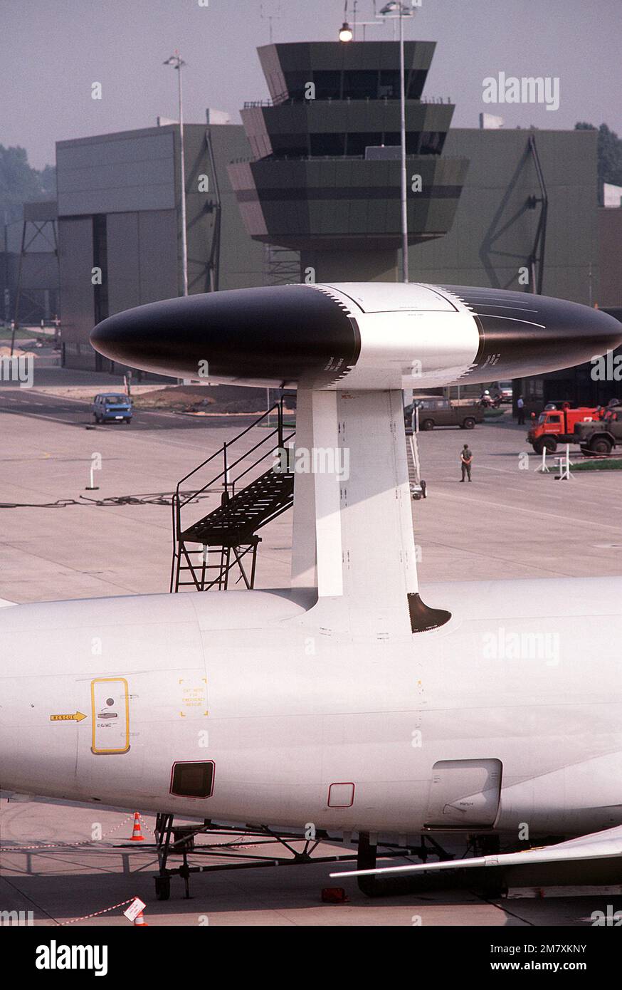 Una vista laterale del sofisticato sistema radar di un aeromobile e-3A Sentry Airborne Warning and Control System (AWACS). Il sistema fornisce dati di sorveglianza su ampie distese di terra e mare. Base: Base aerea della NATO, Geilenkirchen Paese: Deutschland / Germania (DEU) Foto Stock