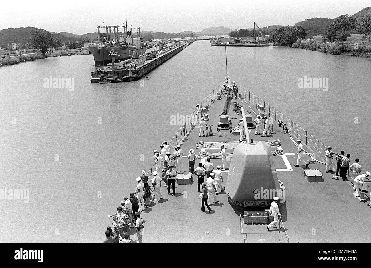 Una vista delle chiuse Pedro Miguel dal ponte anteriore del cacciatorpediniere USS o'BANNON (DD-987) in transito dall'Atlantico all'Oceano Pacifico durante Unitas XXIII '82. Soggetto operativo/Serie: UNITAS XXXII '82 base: Canale di Panama Paese: Panama (PAN) Foto Stock