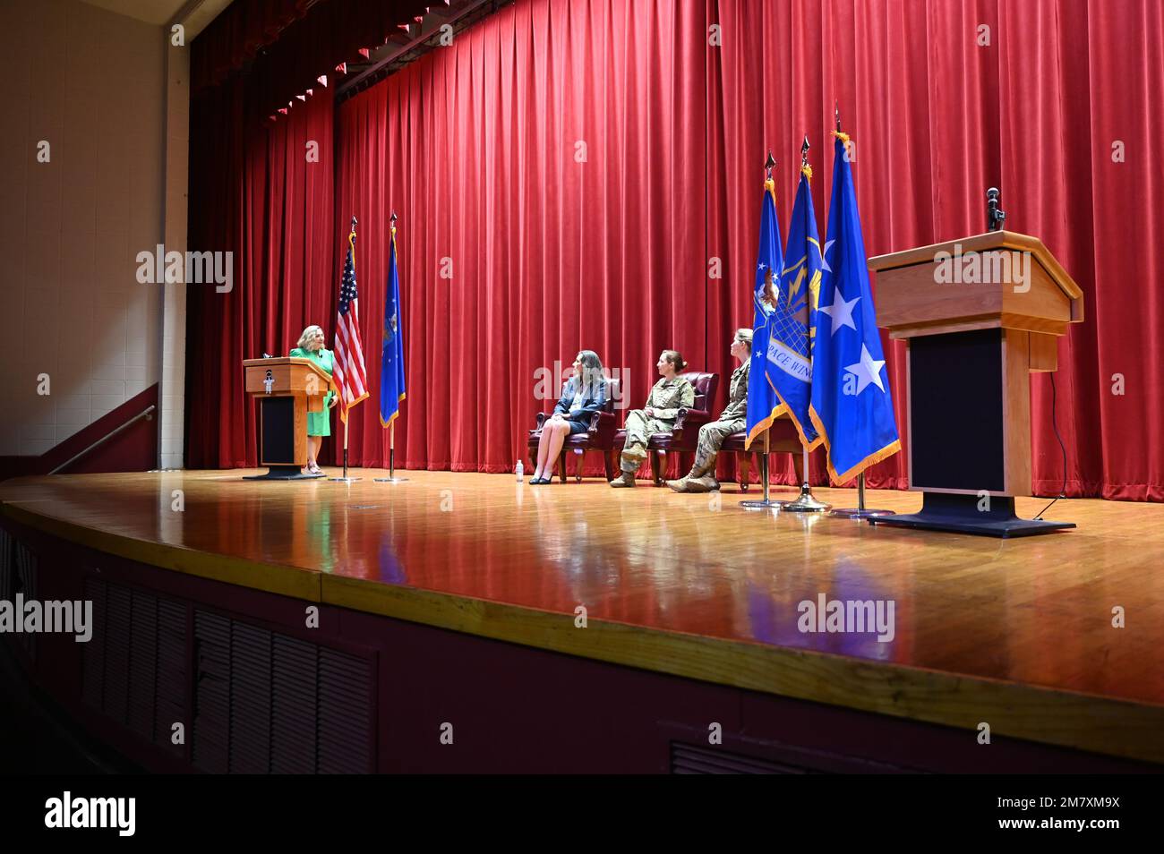 Frances Martinez, 960th Direttore dell'Ala Cyberspace per la salute psicologica, presenta un gruppo di esperti di salute mentale 14 maggio 2022 al Bob Hope Performing Arts Center della Joint base di San Antonio-Lackland, Texas. Il pannello consisteva del Dr. Soad Michelsen, San Antonio Behavioral Healthcare Hospital medico direttore dei servizi ambulatoriali, Lt. Col. Emily Rucker, 16th Air Force psicologo, e il Major Tiffney Peters, 59th Medical Wing ha concesso in licenza sociale clinico lavoratore. Foto Stock