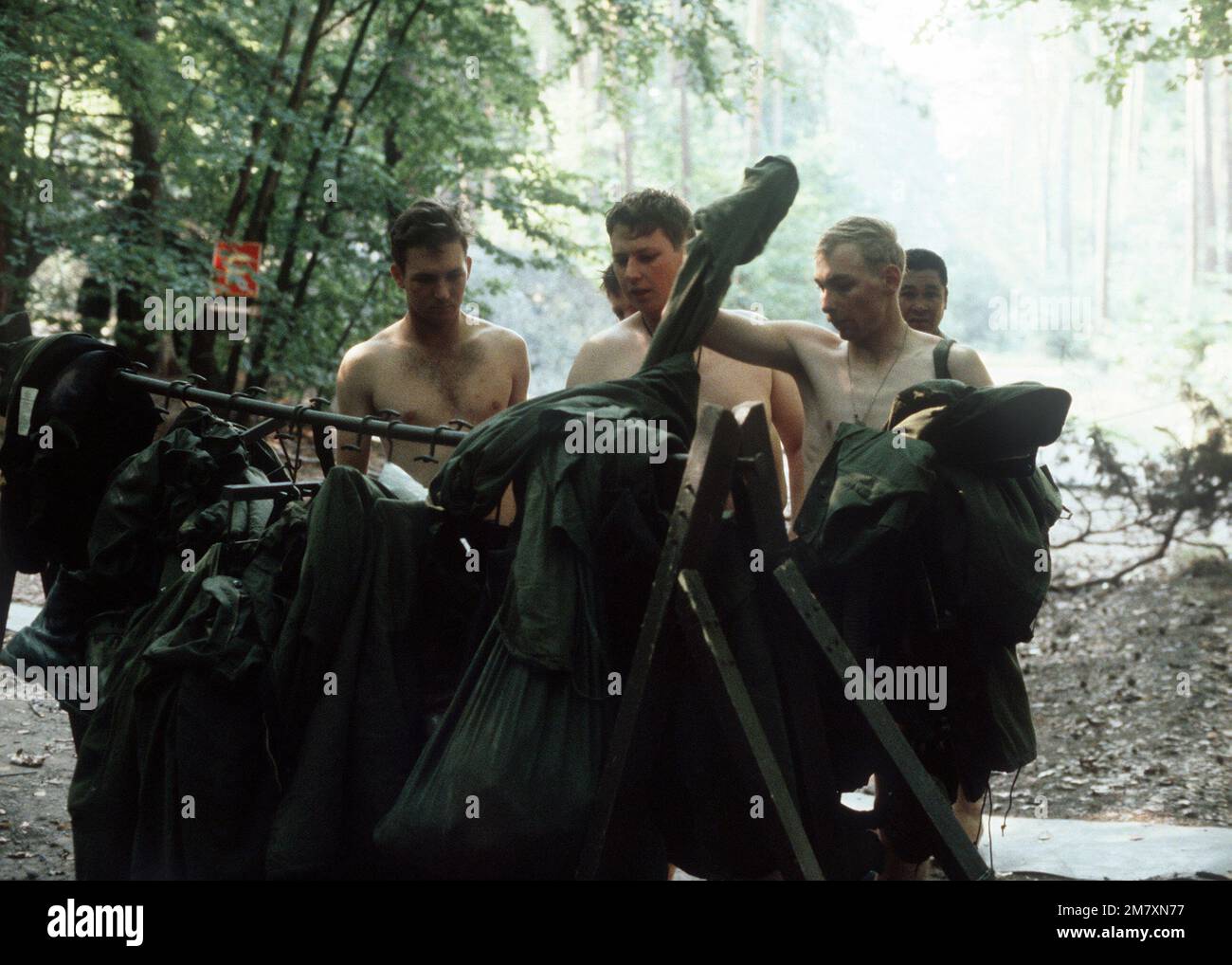 Il personale dell'esercito della 4th° divisione fanteria subisce procedure di decontaminazione da guerra chimica durante l'esercizio Reforger '81. Oggetto/Serie: REFORGER '81 base: Ramstein base aerea Stato: Rheinland-Pfalz Paese: Deutschland / Germania (DEU) Foto Stock