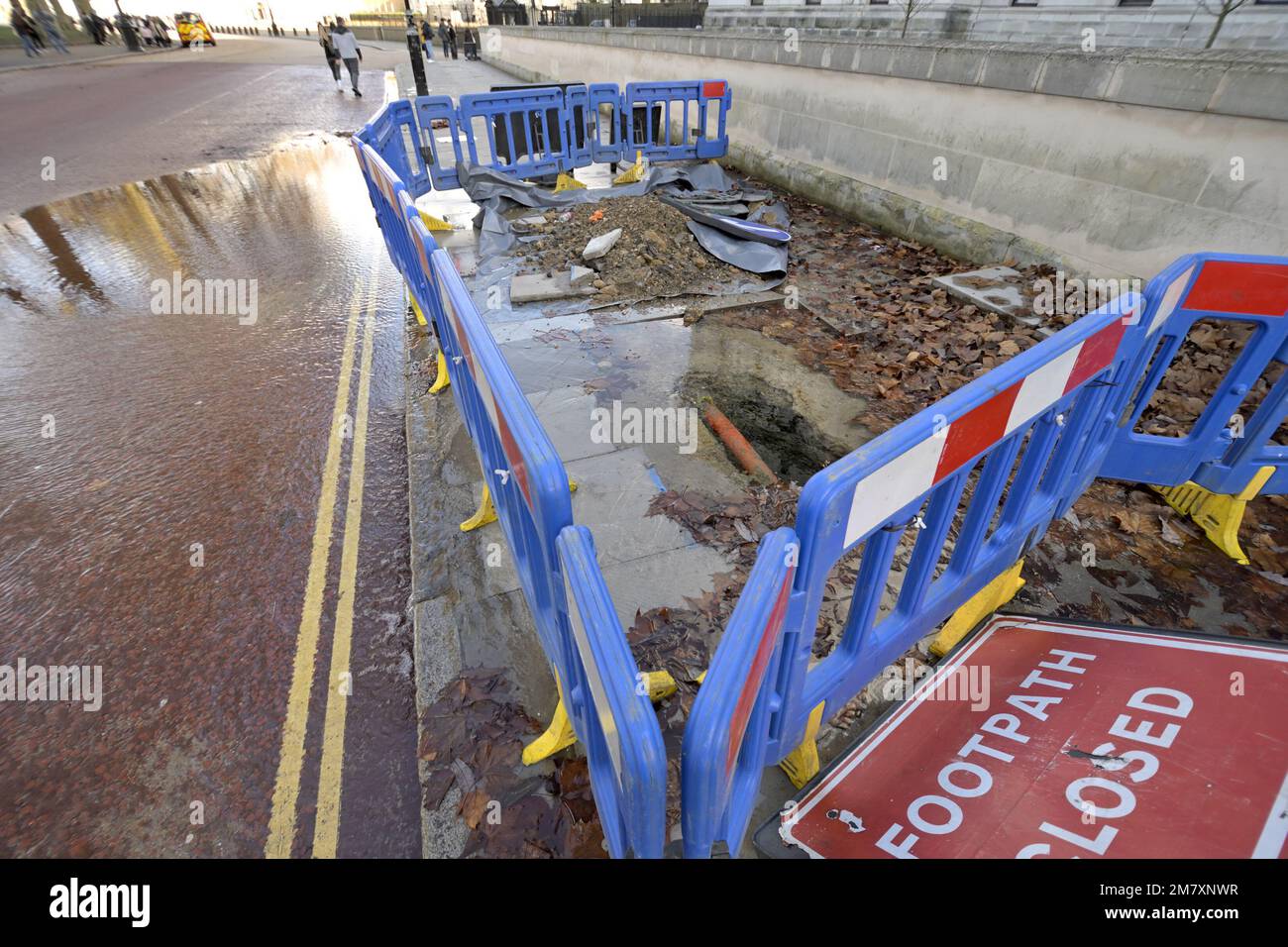 Londra, Inghilterra, Regno Unito. Grande piscina d'acqua a causa di una tubazione che perde presso l'edificio del Tesoro in Horse Guards Road, Westminster 9th gennaio 2023 Foto Stock